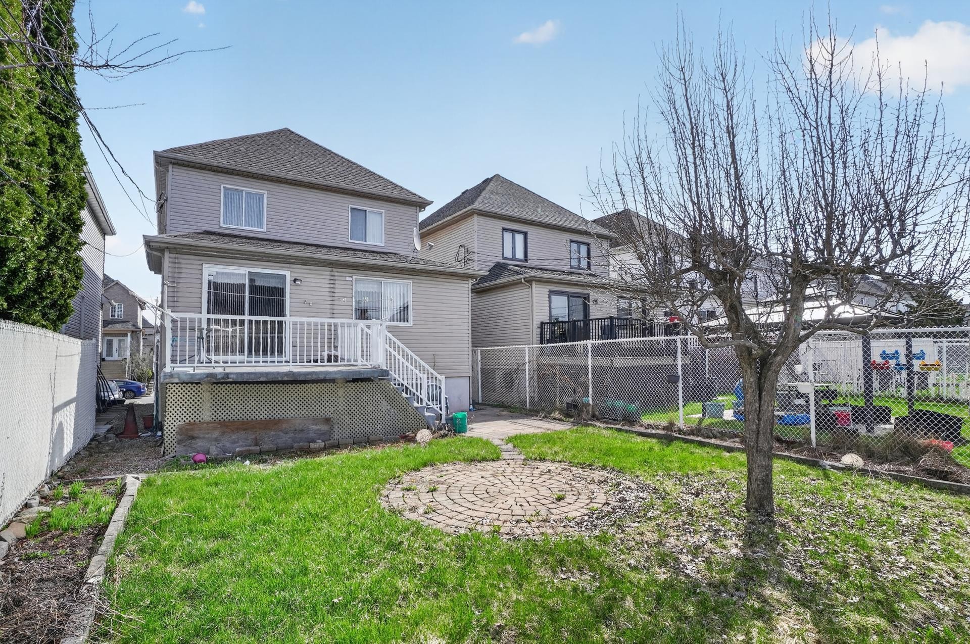 









549


Rue Bisaillon

,
Laval (Sainte-Dorothée),




QC
H7Z3X4


