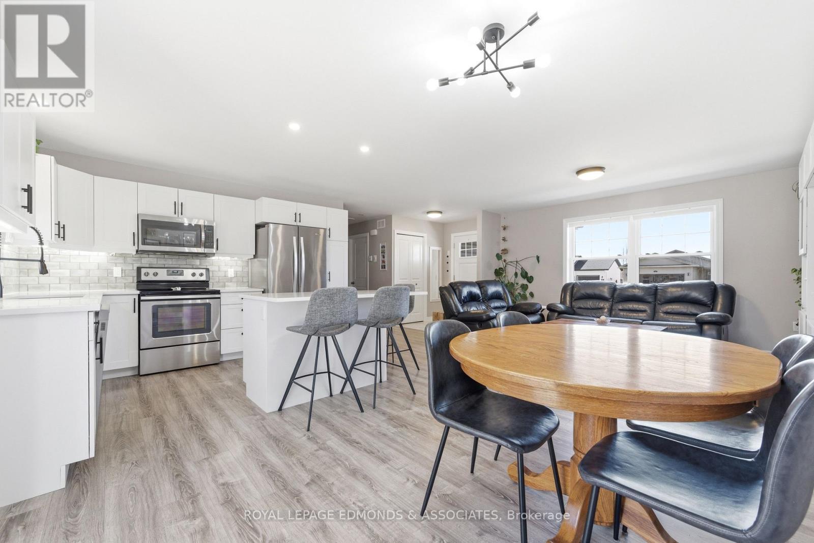 












45 DUSTIN DRIVE

,
Petawawa,




Ontario
K8H0G3

