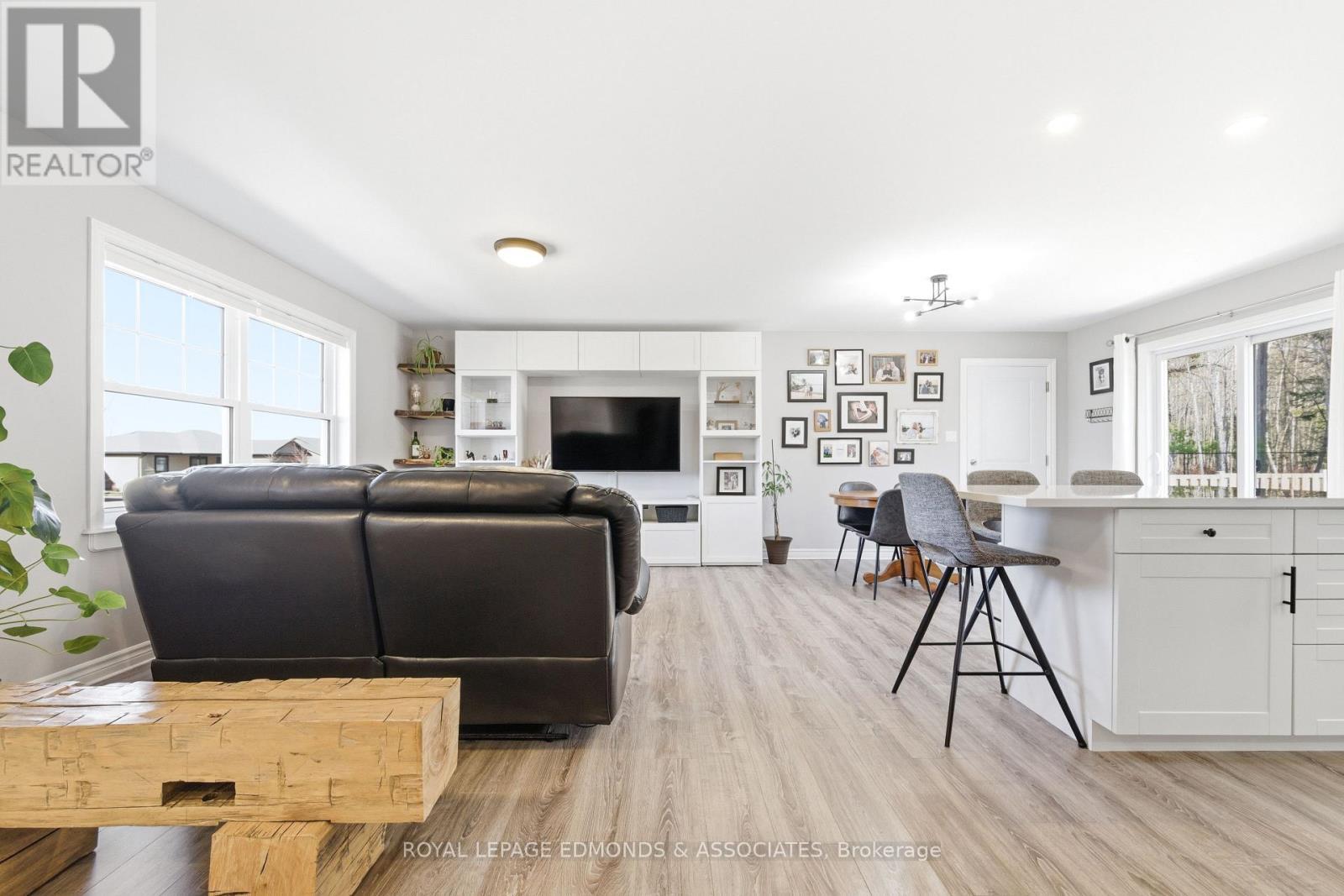 












45 DUSTIN DRIVE

,
Petawawa,




Ontario
K8H0G3

