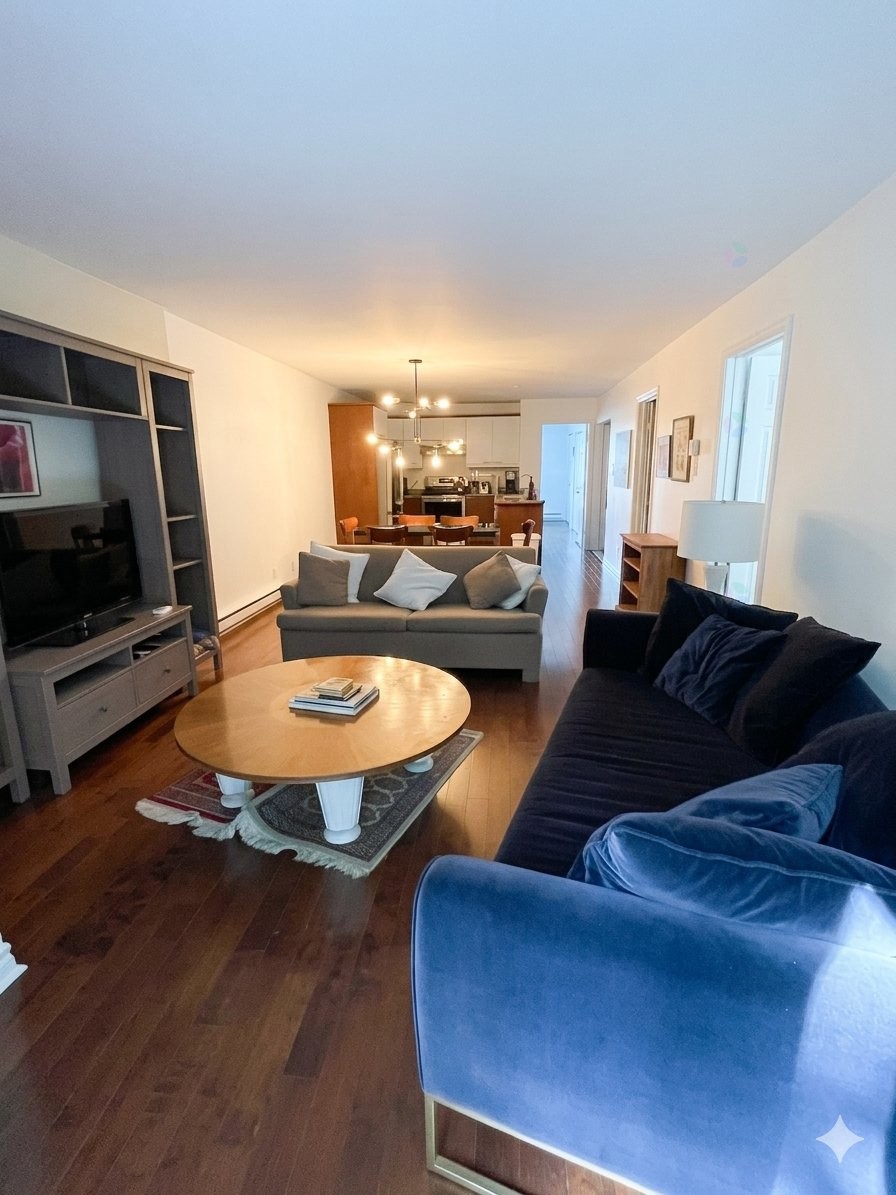 









3528


Av. Coloniale

,
Montréal (Le Plateau-Mont-Royal),




QC
H2X2Y4

