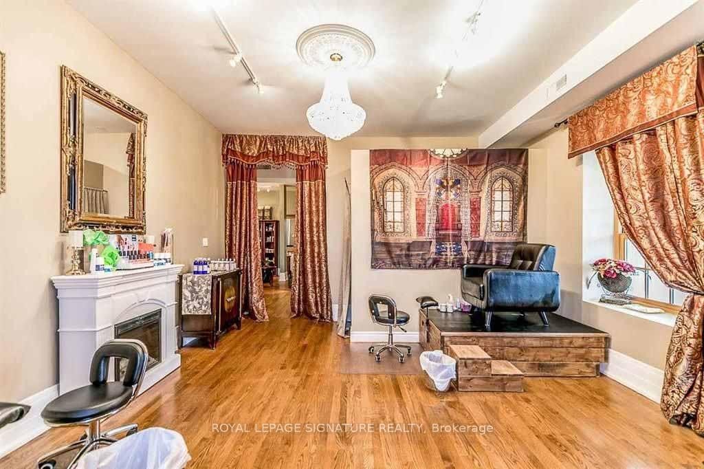 









83


Dawson Manor

Boulevard,
Newmarket,




ON
L3X 2H5

