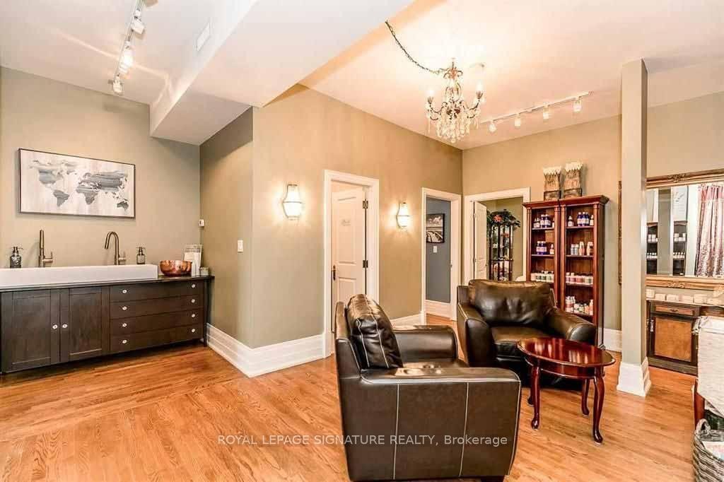 









83


Dawson Manor

Boulevard,
Newmarket,




ON
L3X 2H5

