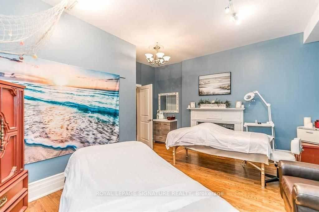 









83


Dawson Manor

Boulevard,
Newmarket,




ON
L3X 2H5

