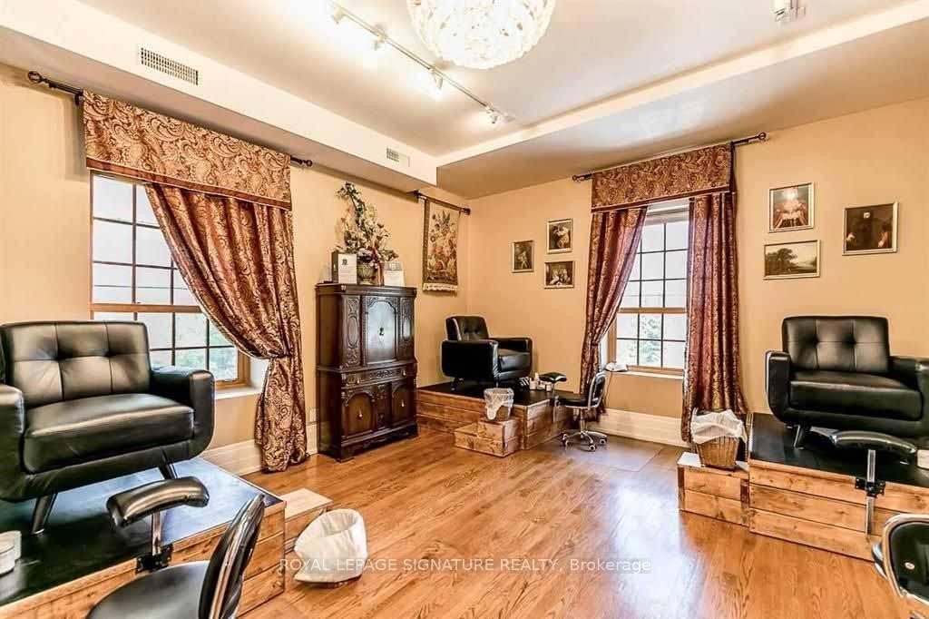 









83


Dawson Manor

Boulevard,
Newmarket,




ON
L3X 2H5

