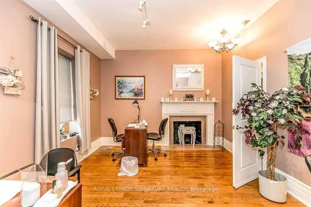 









83


Dawson Manor

Boulevard,
Newmarket,




ON
L3X 2H5

