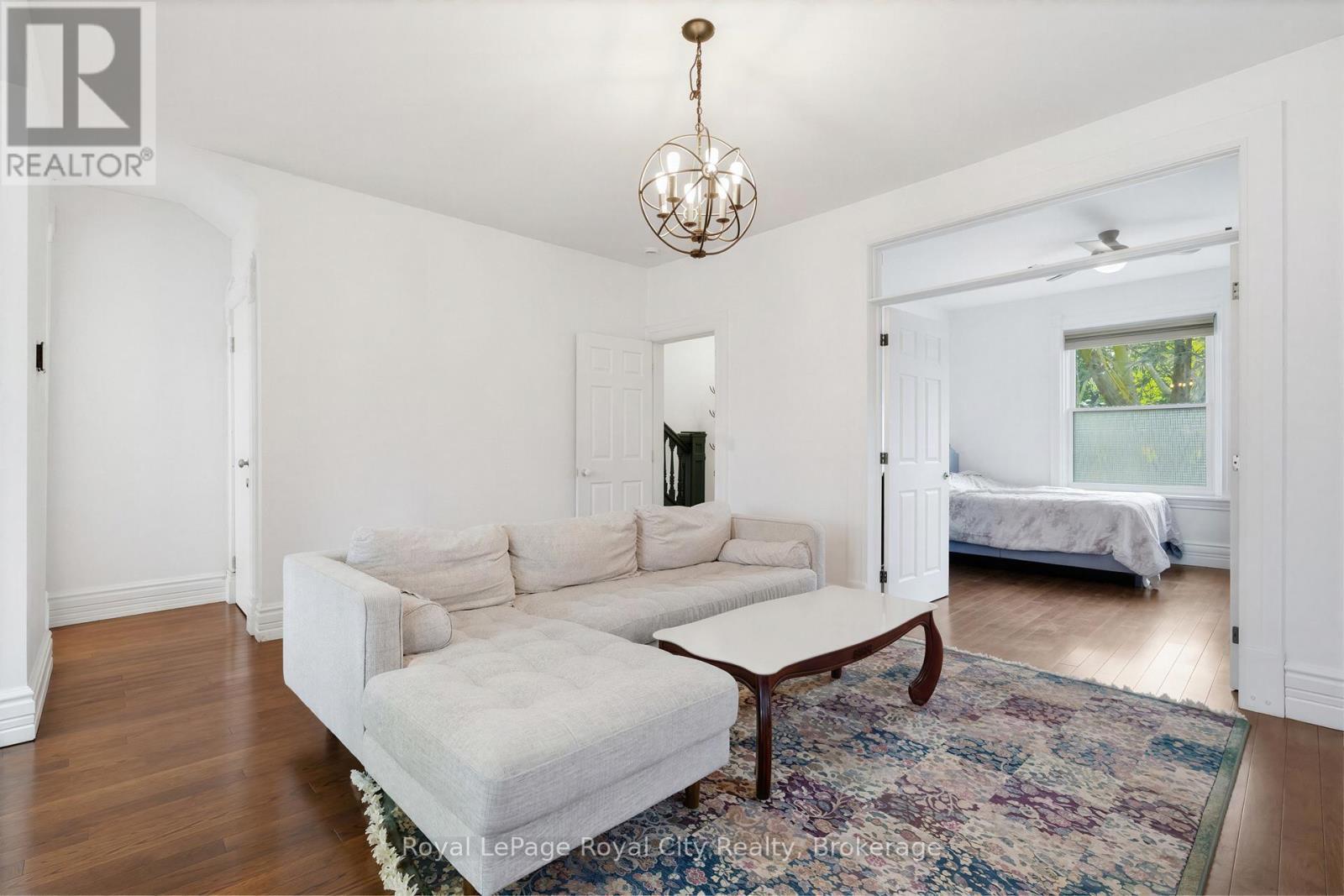 












6 GLASGOW STREET S

,
Guelph (Downtown),




Ontario
N1H4T5

