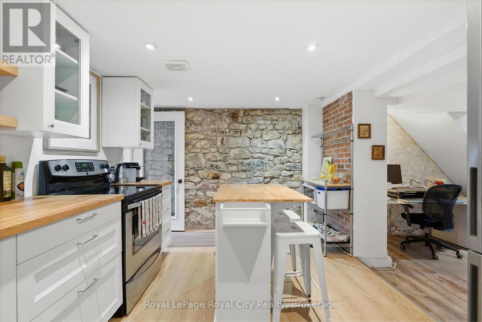 












6 GLASGOW STREET S

,
Guelph (Downtown),




Ontario
N1H4T5

