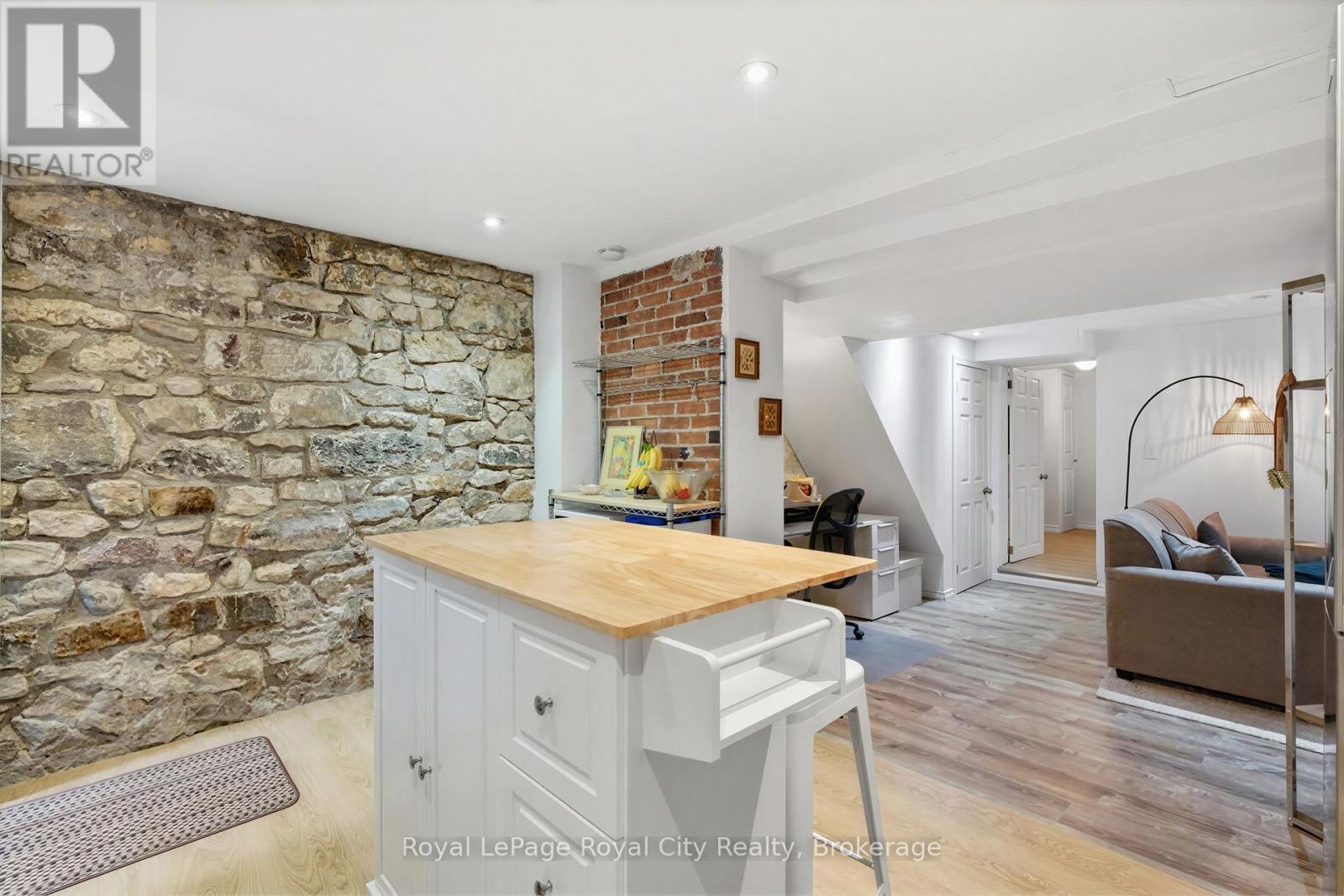 












6 GLASGOW STREET S

,
Guelph (Downtown),




Ontario
N1H4T5

