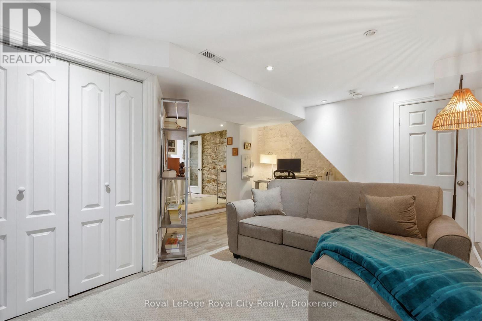 












6 GLASGOW STREET S

,
Guelph (Downtown),




Ontario
N1H4T5

