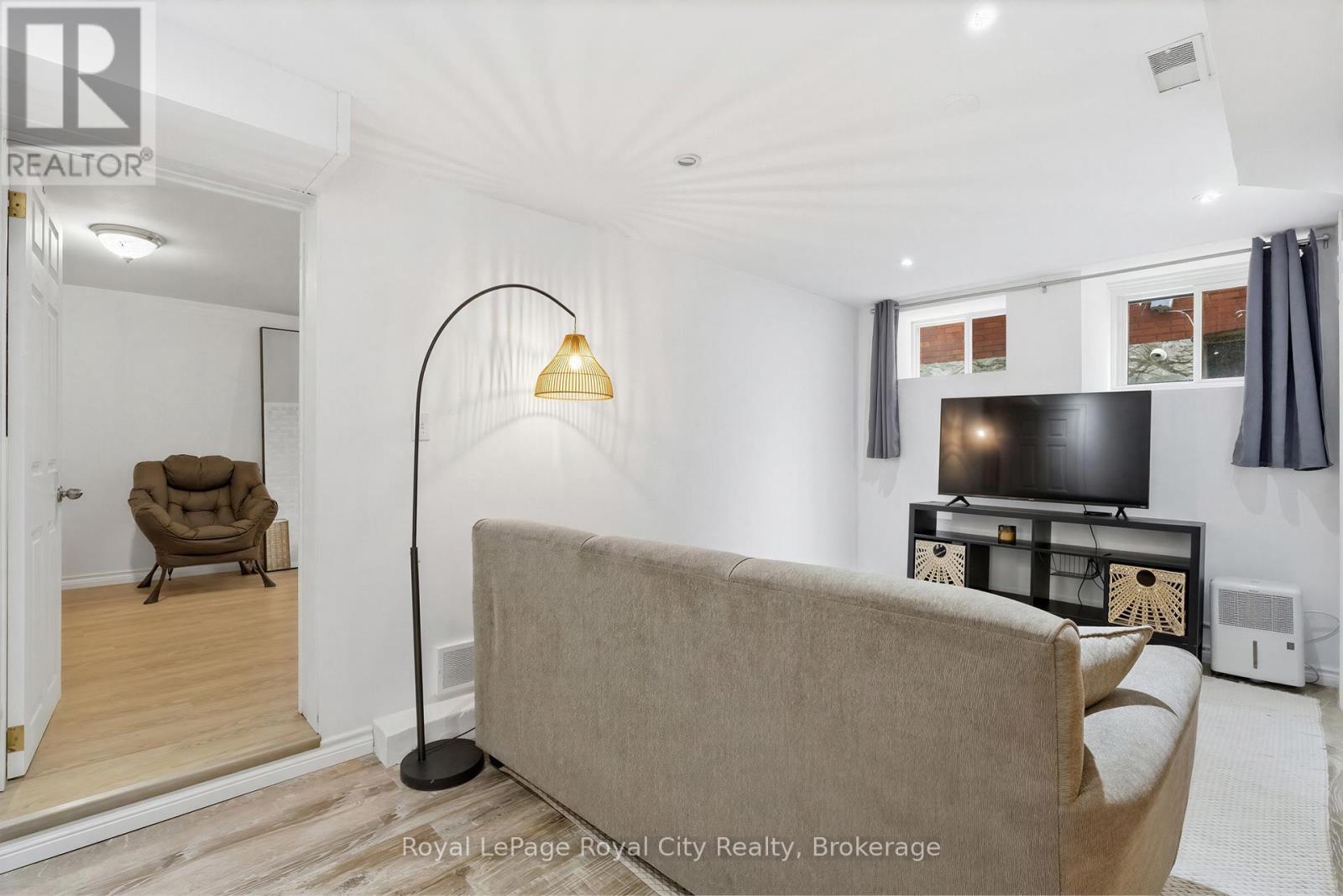 












6 GLASGOW STREET S

,
Guelph (Downtown),




Ontario
N1H4T5

