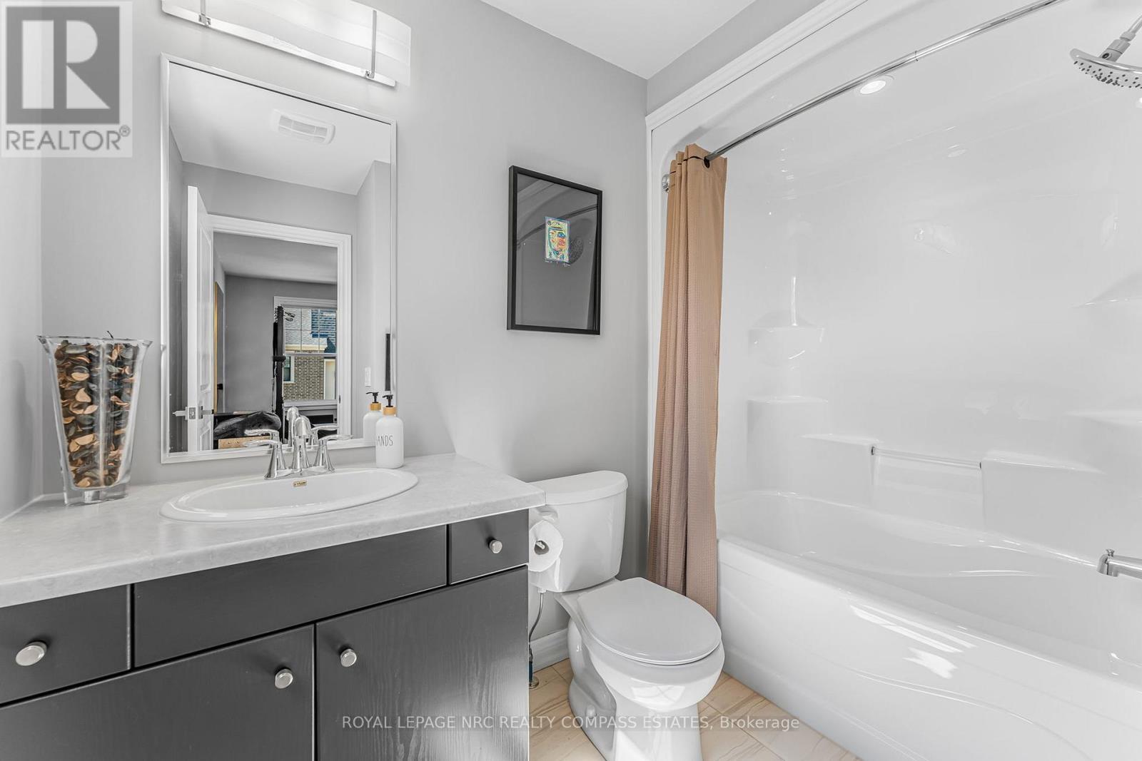 












21 WILLOW BANK COMMON

,
St. Catharines (Grapeview),




Ontario
L2S4C8


