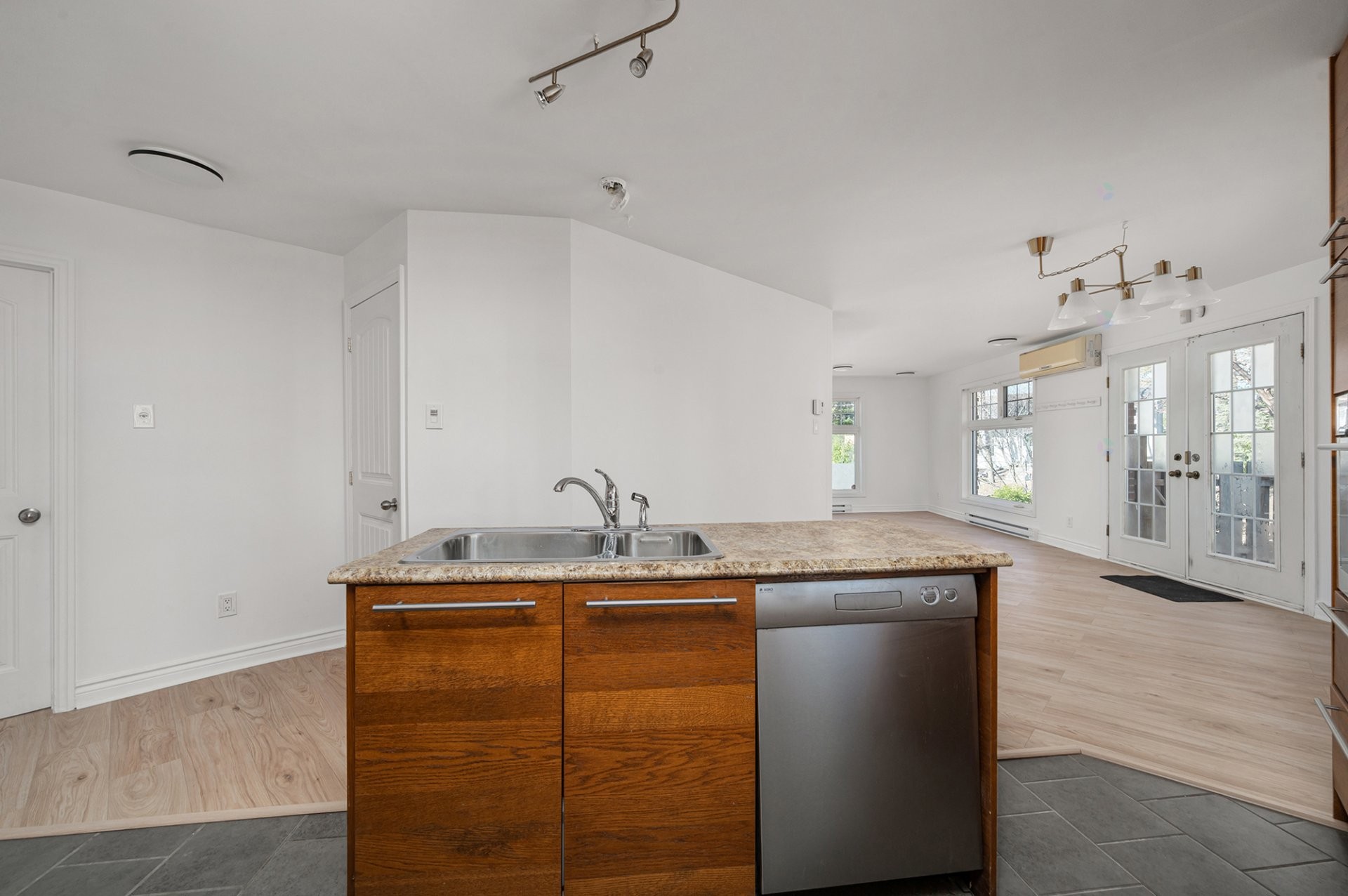 









1011


Rue Lapointe

,
Terrebonne (Lachenaie),




QC
J6W5H2

