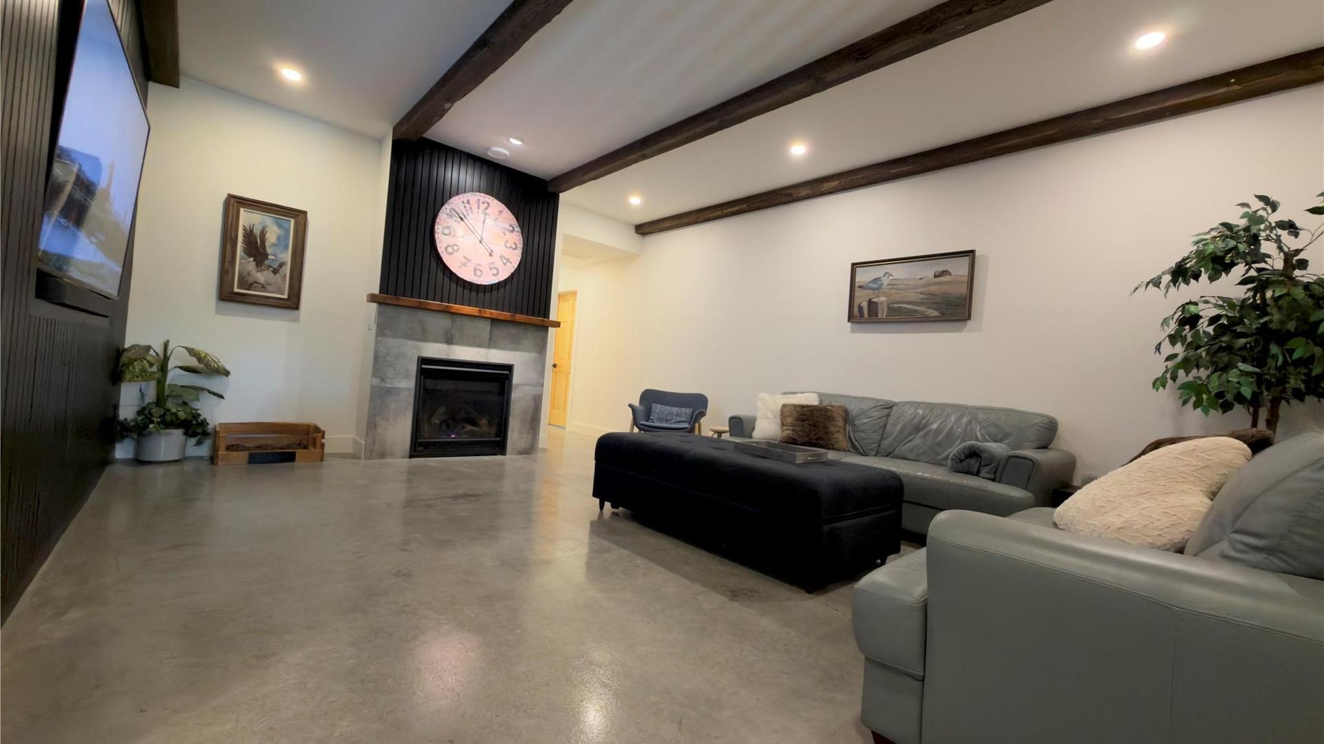 









338


Burne

Avenue,
Kelowna,




BC
V1Y 5P1

