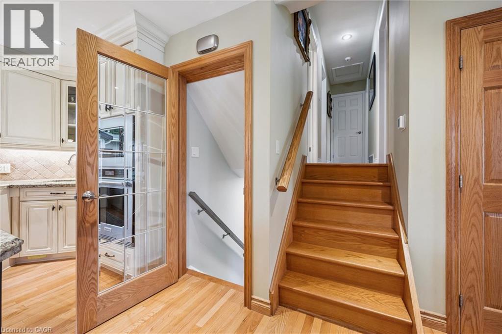












574 SPRUCEHILL Avenue

,
Waterloo,




Ontario
N2L4V9

