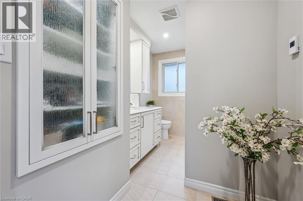 












574 SPRUCEHILL Avenue

,
Waterloo,




Ontario
N2L4V9

