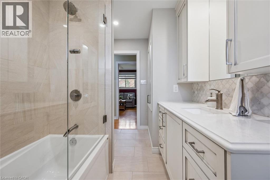












574 SPRUCEHILL Avenue

,
Waterloo,




Ontario
N2L4V9

