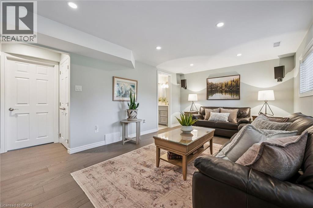 












574 SPRUCEHILL Avenue

,
Waterloo,




Ontario
N2L4V9

