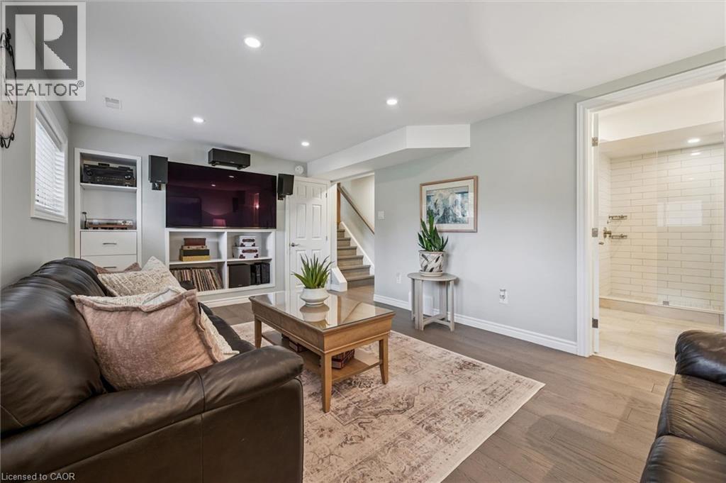 












574 SPRUCEHILL Avenue

,
Waterloo,




Ontario
N2L4V9

