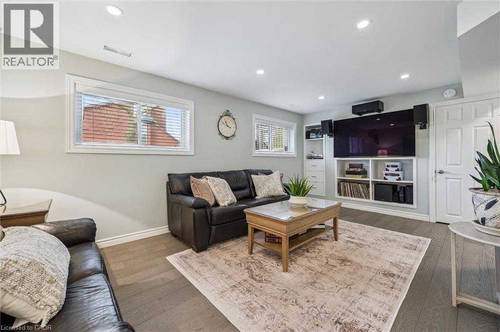 












574 SPRUCEHILL Avenue

,
Waterloo,




Ontario
N2L4V9

