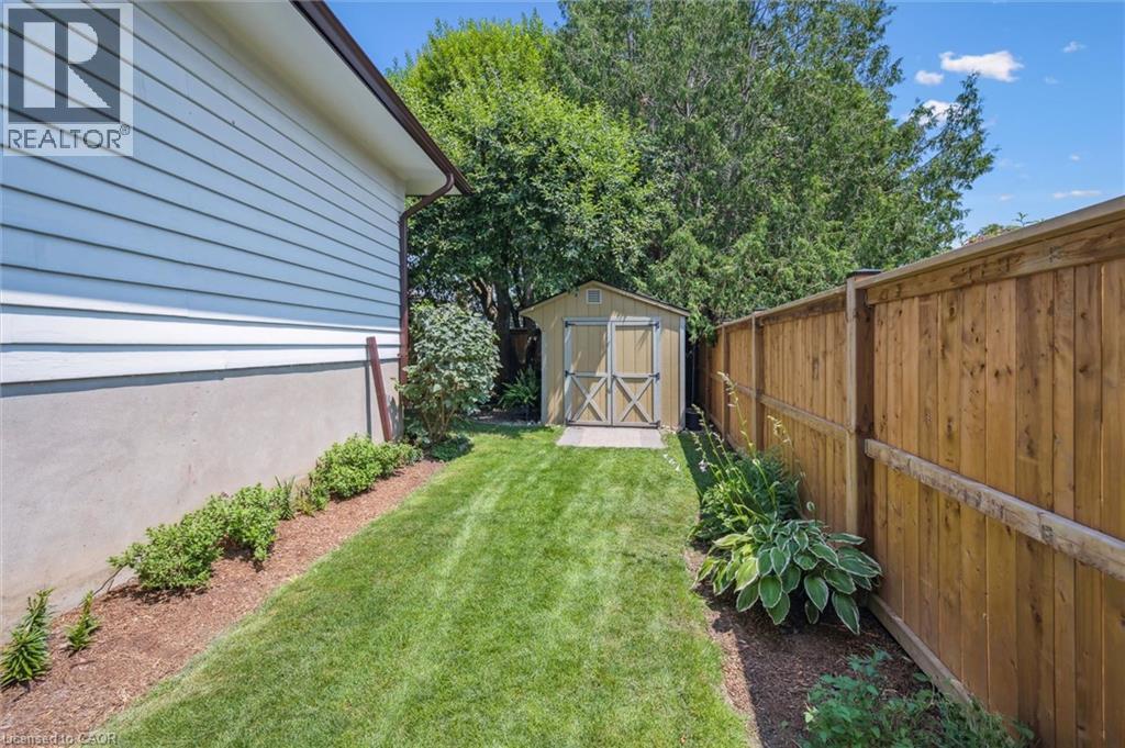 












574 SPRUCEHILL Avenue

,
Waterloo,




Ontario
N2L4V9

