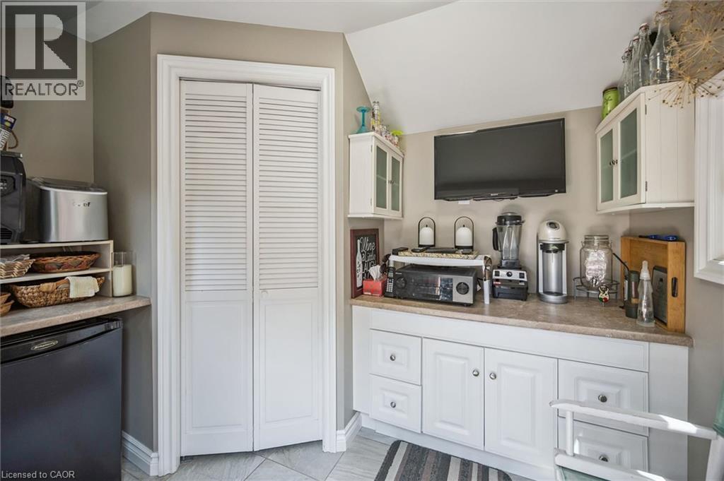 












574 SPRUCEHILL Avenue

,
Waterloo,




Ontario
N2L4V9

