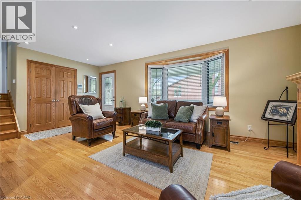 












574 SPRUCEHILL Avenue

,
Waterloo,




Ontario
N2L4V9

