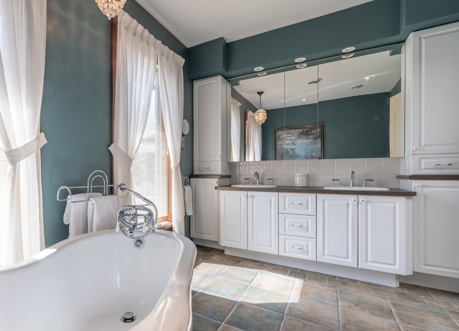 









105


Av. de Brixton

,
Saint-Lambert,




QC
J4P3A1

