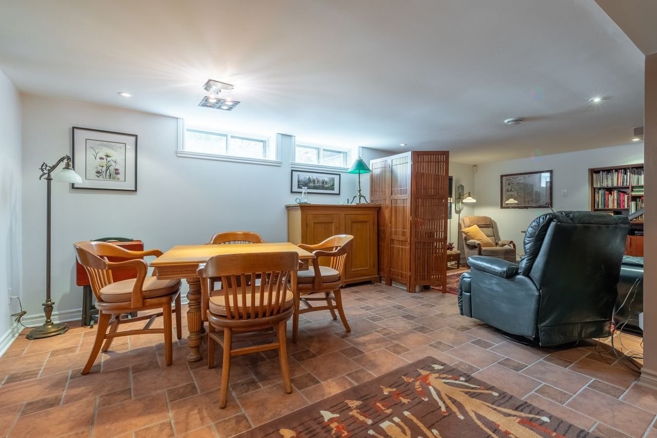 









105


Av. de Brixton

,
Saint-Lambert,




QC
J4P3A1

