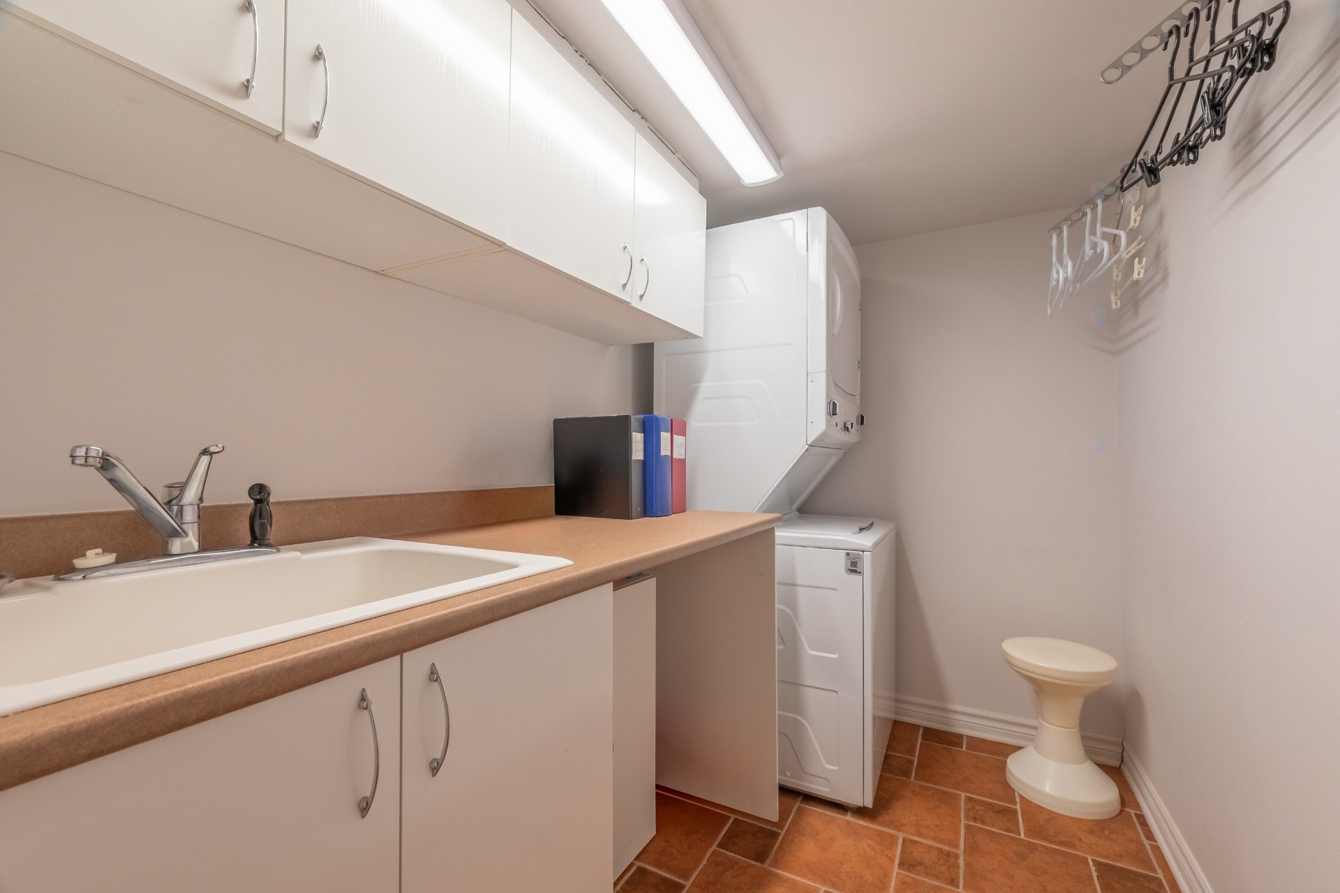 









105


Av. de Brixton

,
Saint-Lambert,




QC
J4P3A1

