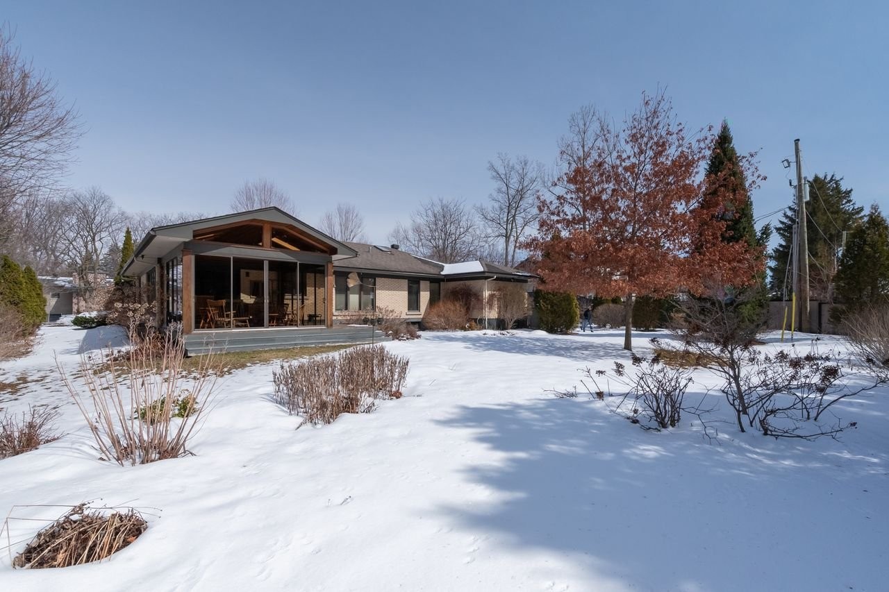 









105


Av. de Brixton

,
Saint-Lambert,




QC
J4P3A1

