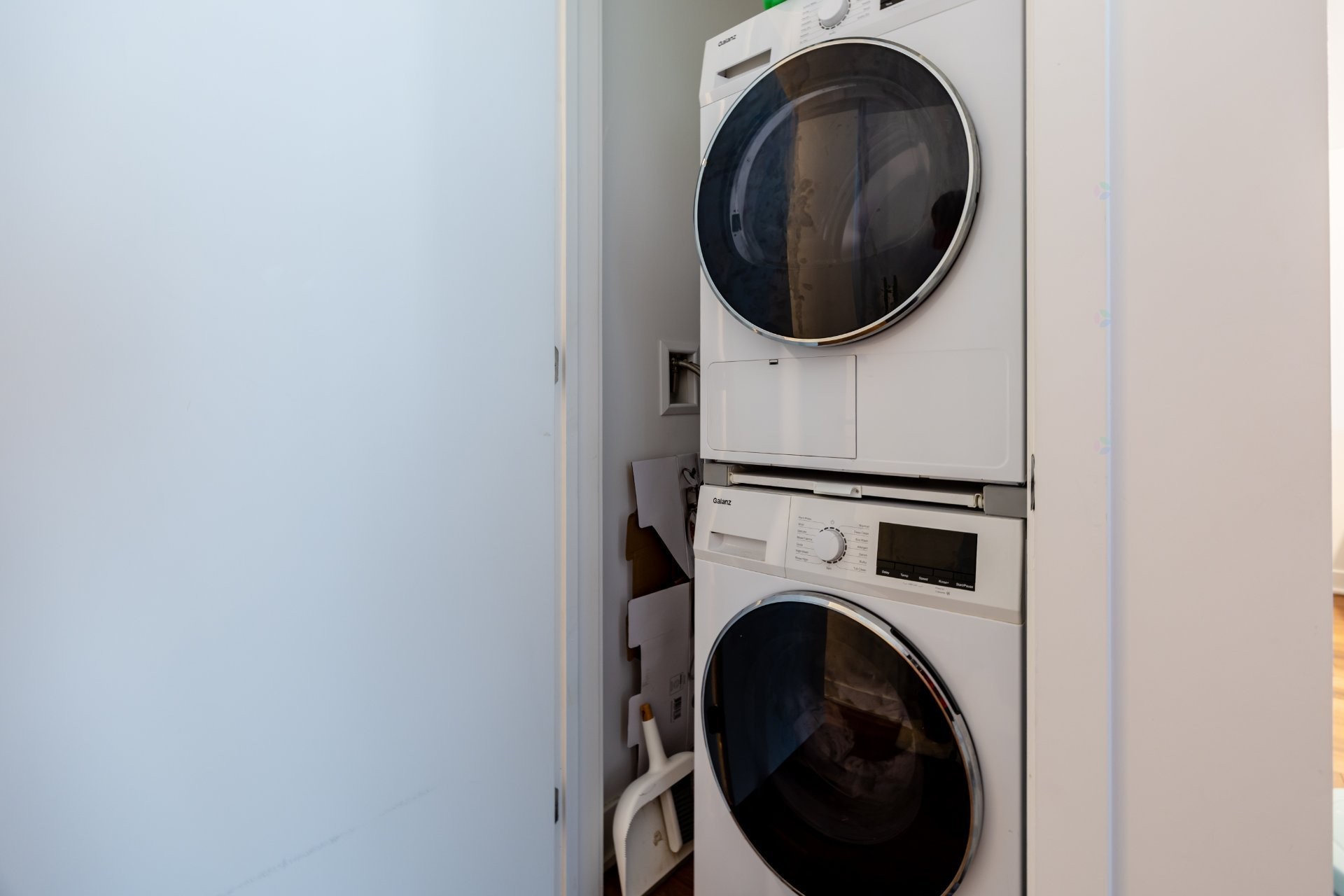 









2060


Rue Peel

, 805,
Montréal (Ville-Marie),




QC
H3A0J1

