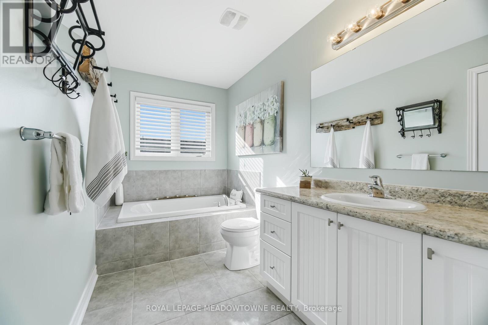 












21 SHARPE CRESCENT

,
New Tecumseth,




Ontario
L0G1W0

