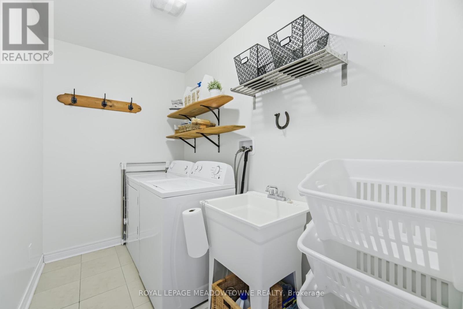












21 SHARPE CRESCENT

,
New Tecumseth,




Ontario
L0G1W0

