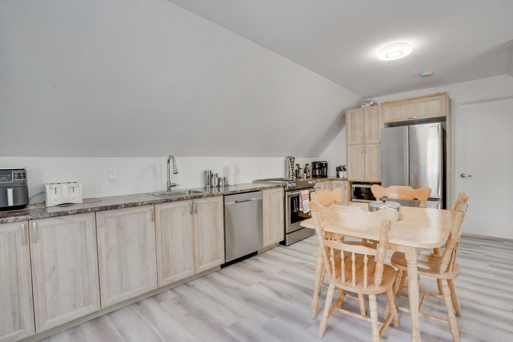 









394


Ch. de la Perdrix

,
Cantley,




QC
J8N7A1


