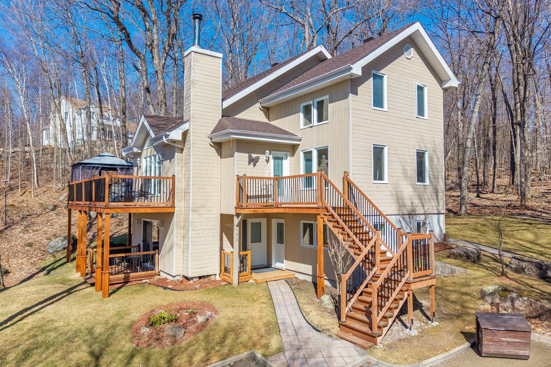









100Z

 - 102Z


Ch. des Cimes

,
Saint-Sauveur,




QC
J0R1R3

