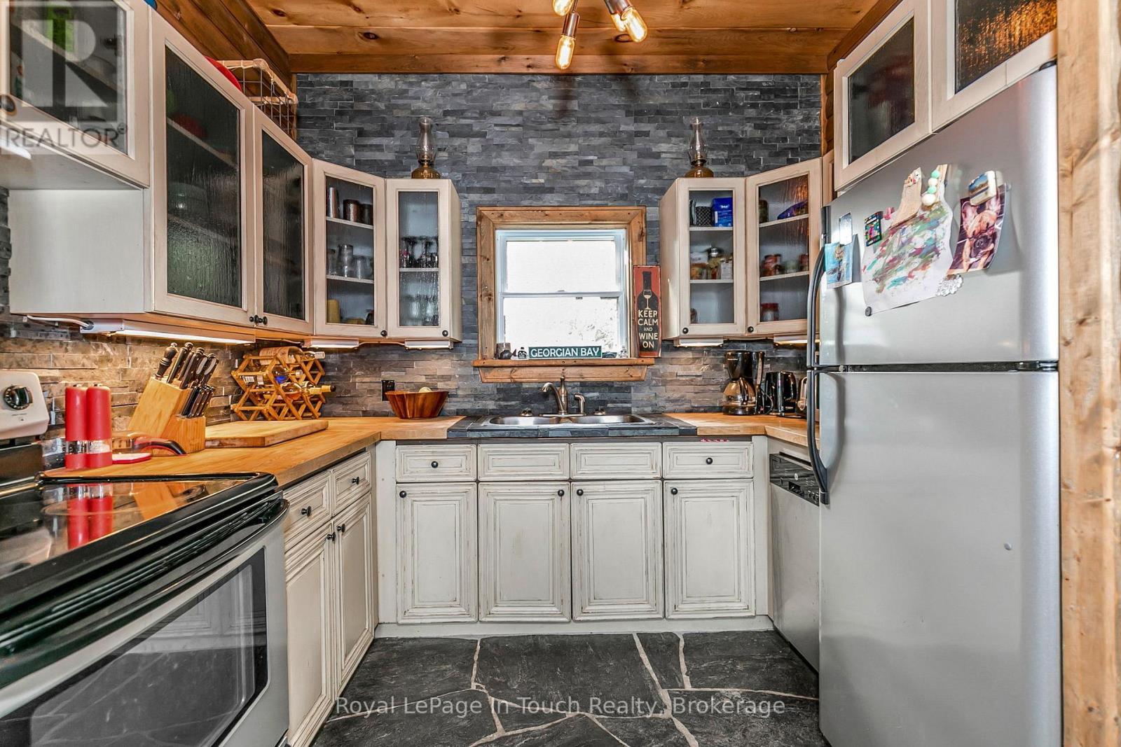 












8 B686 DERBYSHIRE

,
The Archipelago (Archipelago),




Ontario
P2A0B7

