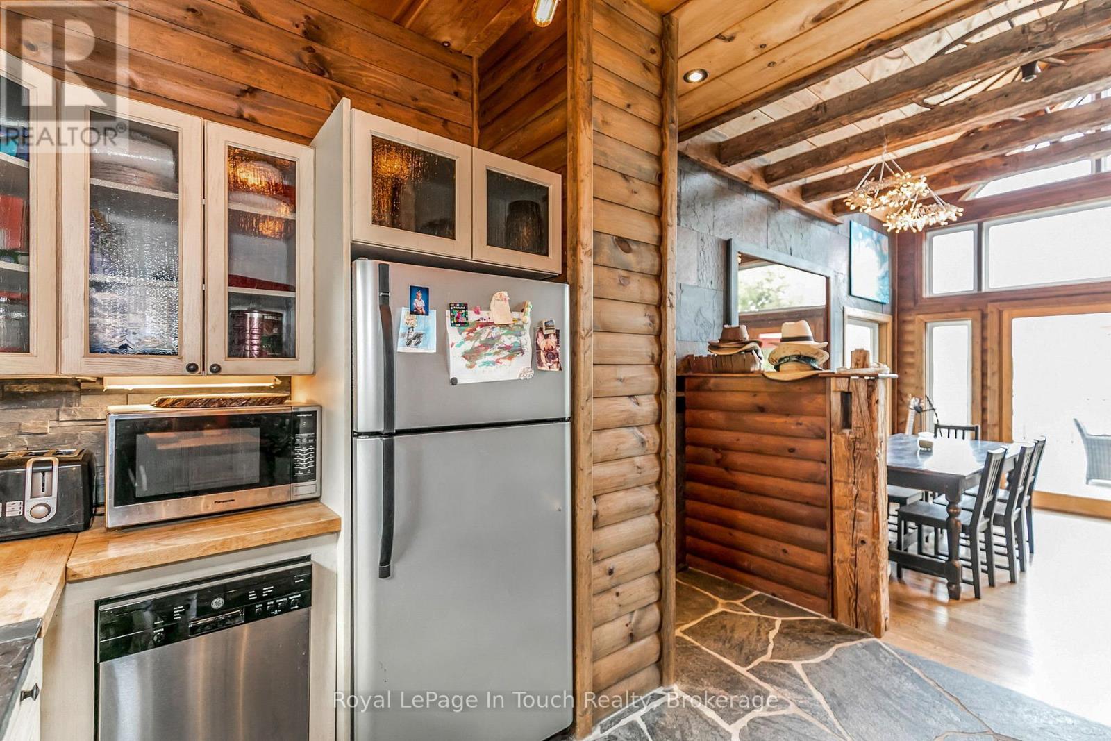 












8 B686 DERBYSHIRE

,
The Archipelago (Archipelago),




Ontario
P2A0B7

