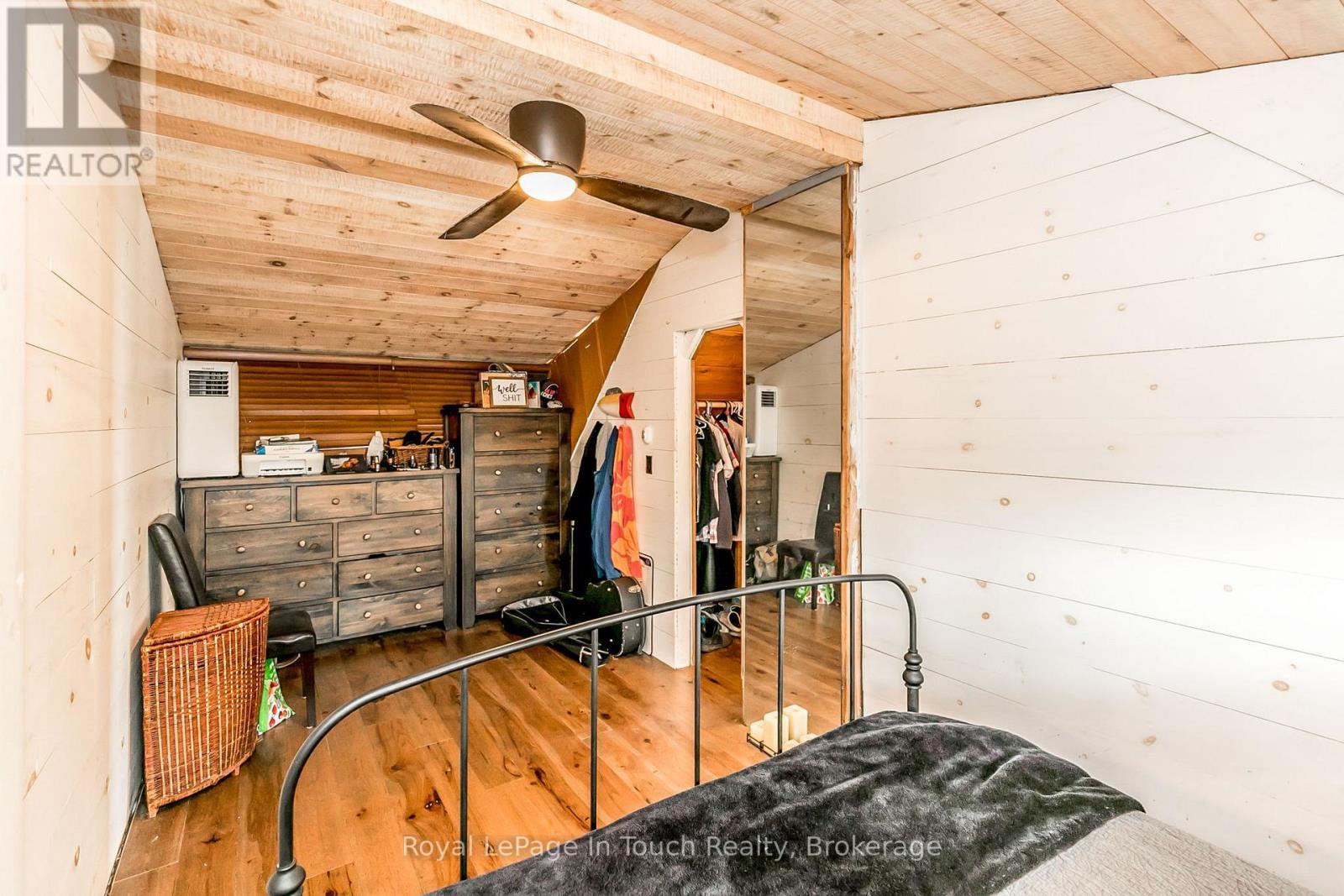 












8 B686 DERBYSHIRE

,
The Archipelago (Archipelago),




Ontario
P2A0B7

