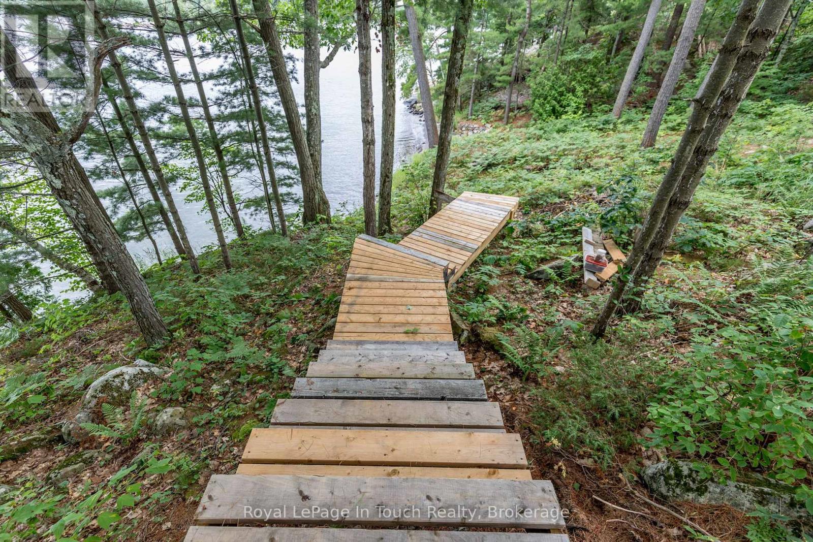 












8 B686 DERBYSHIRE

,
The Archipelago (Archipelago),




Ontario
P2A0B7

