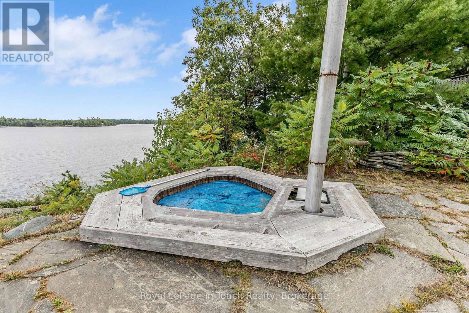 












8 B686 DERBYSHIRE

,
The Archipelago (Archipelago),




Ontario
P2A0B7

