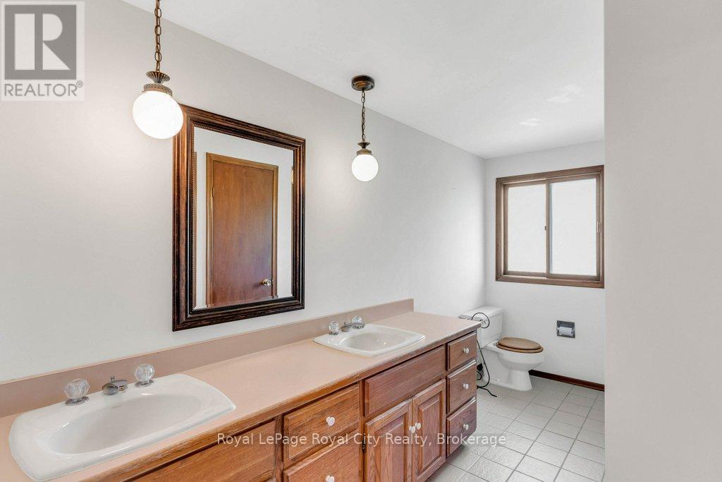 












40 KEATS CRESCENT

,
Guelph (Kortright West),




Ontario
N1G3B2

