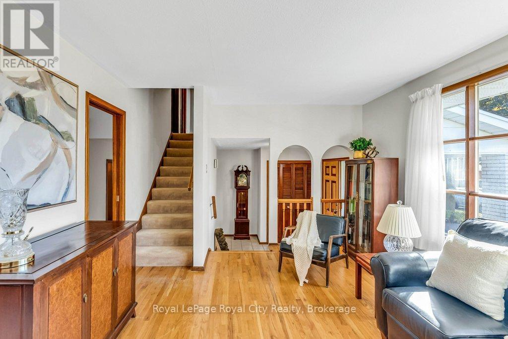












40 KEATS CRESCENT

,
Guelph (Kortright West),




Ontario
N1G3B2

