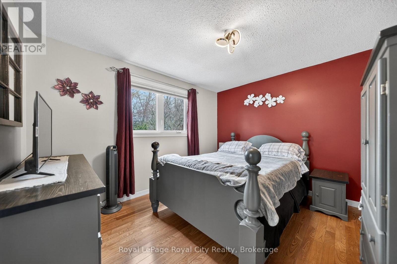 












69 SANDERSON DRIVE

,
Guelph (Willow West/Sugarbush/West Acres),




Ontario
N1H7K1

