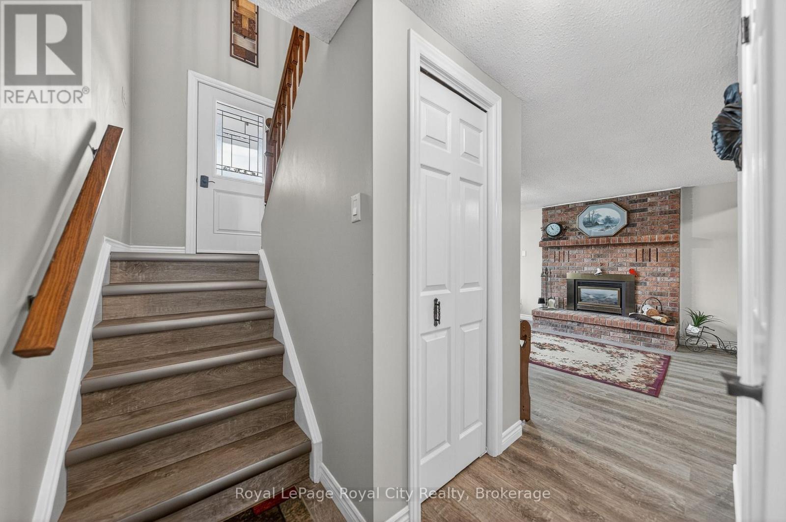 












69 SANDERSON DRIVE

,
Guelph (Willow West/Sugarbush/West Acres),




Ontario
N1H7K1

