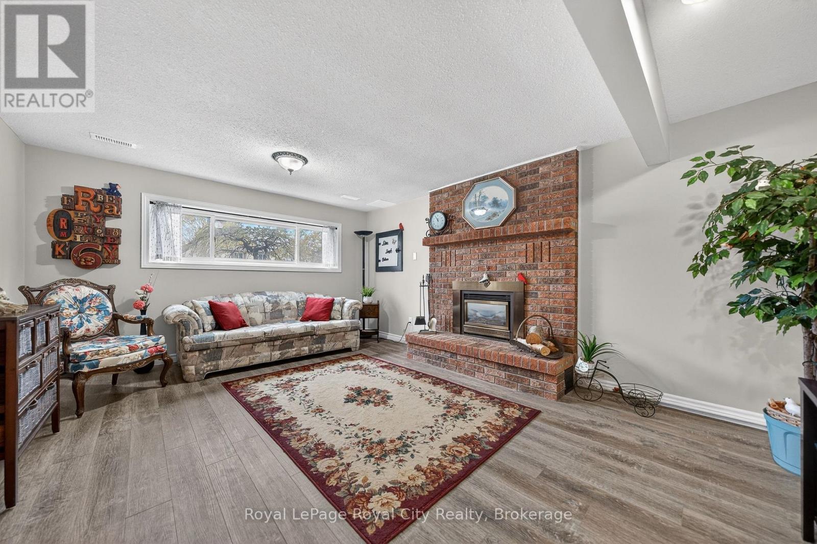 












69 SANDERSON DRIVE

,
Guelph (Willow West/Sugarbush/West Acres),




Ontario
N1H7K1

