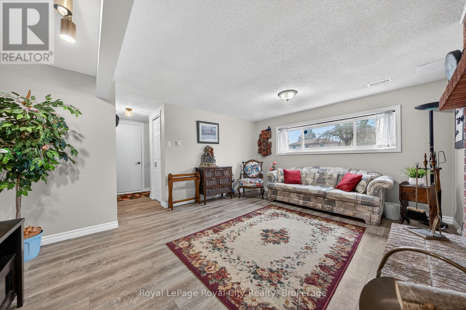 












69 SANDERSON DRIVE

,
Guelph (Willow West/Sugarbush/West Acres),




Ontario
N1H7K1

