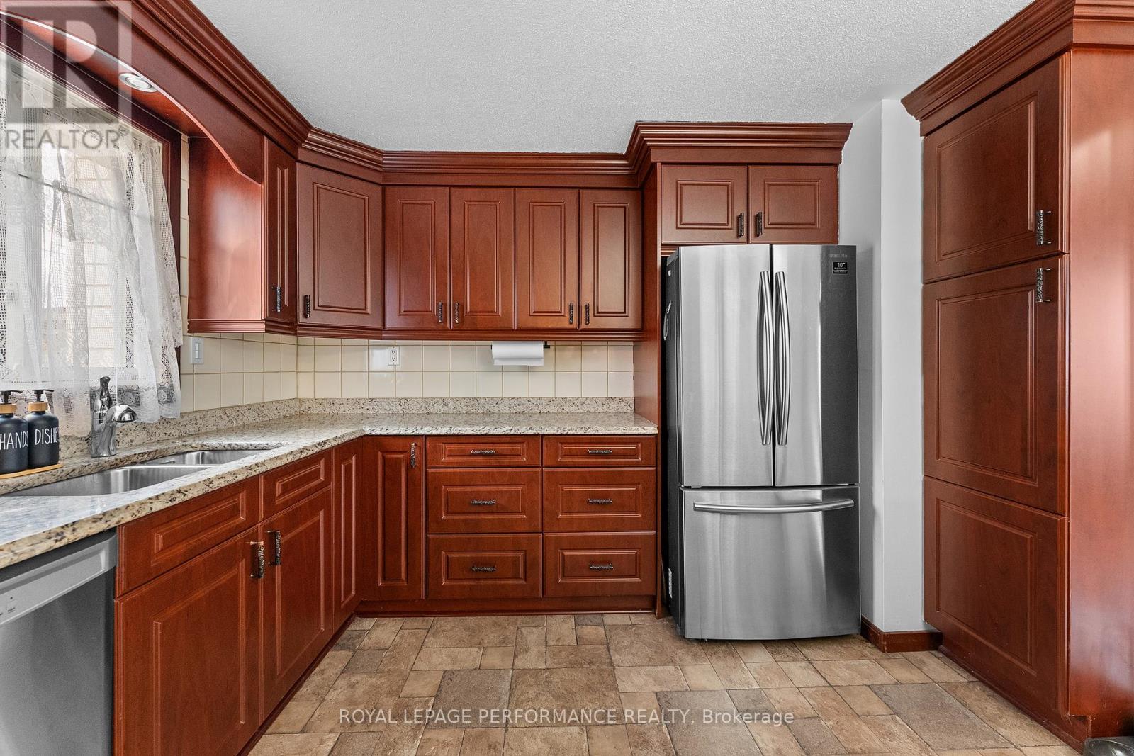 












420 HATFIELD CRESCENT

,
Ottawa,




Ontario
K1E1M8

