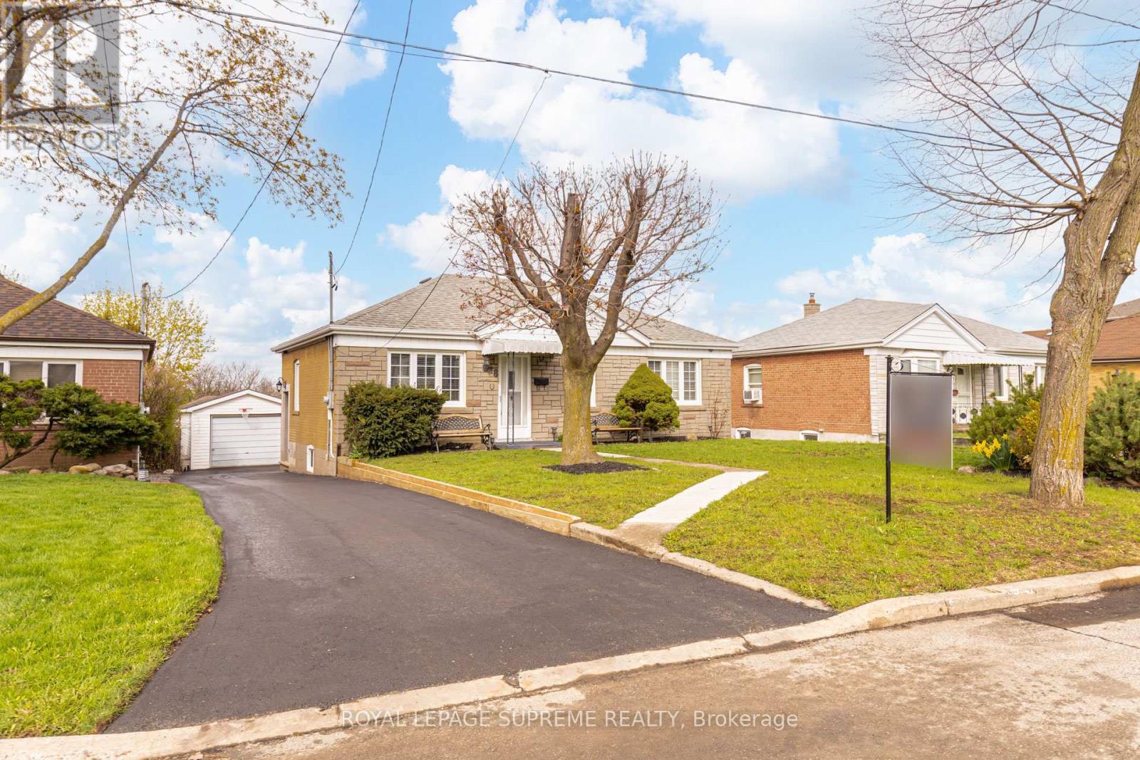 












18 FAIRWEATHER ROAD

,
Toronto,




Ontario
M6M4C7

