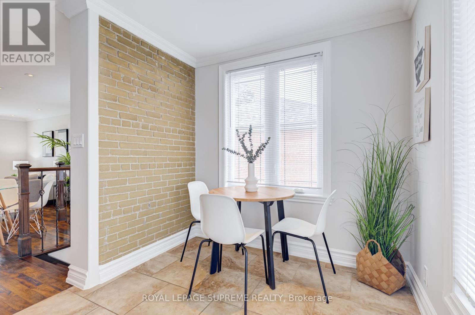 












18 FAIRWEATHER ROAD

,
Toronto,




Ontario
M6M4C7

