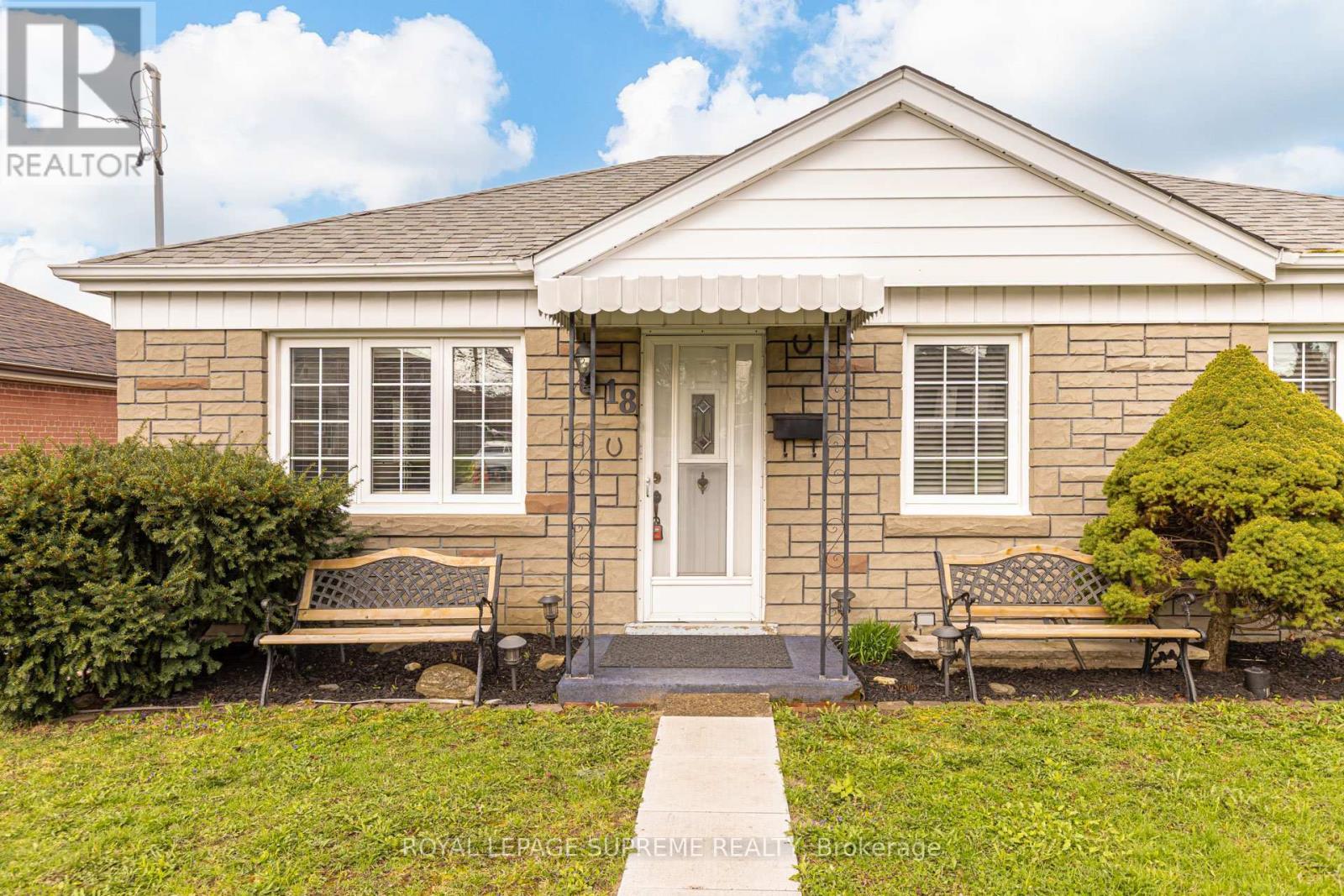












18 FAIRWEATHER ROAD

,
Toronto,




Ontario
M6M4C7

